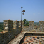 Castello il Palagio, le mura merlate